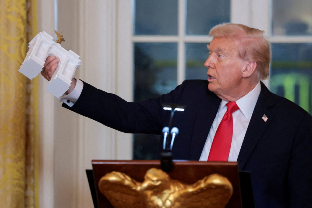 News Wrap: Arts commission approves design of Trump's 250-foot arch