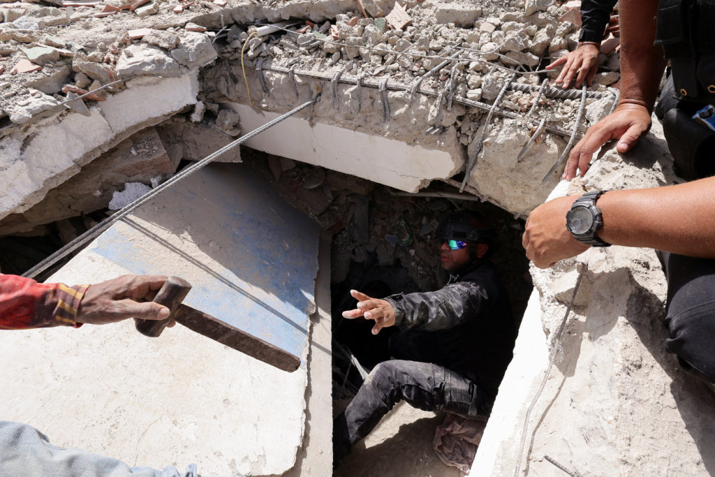 Neighbors dig through Venezuela rubble to search for loved ones as death toll climbs