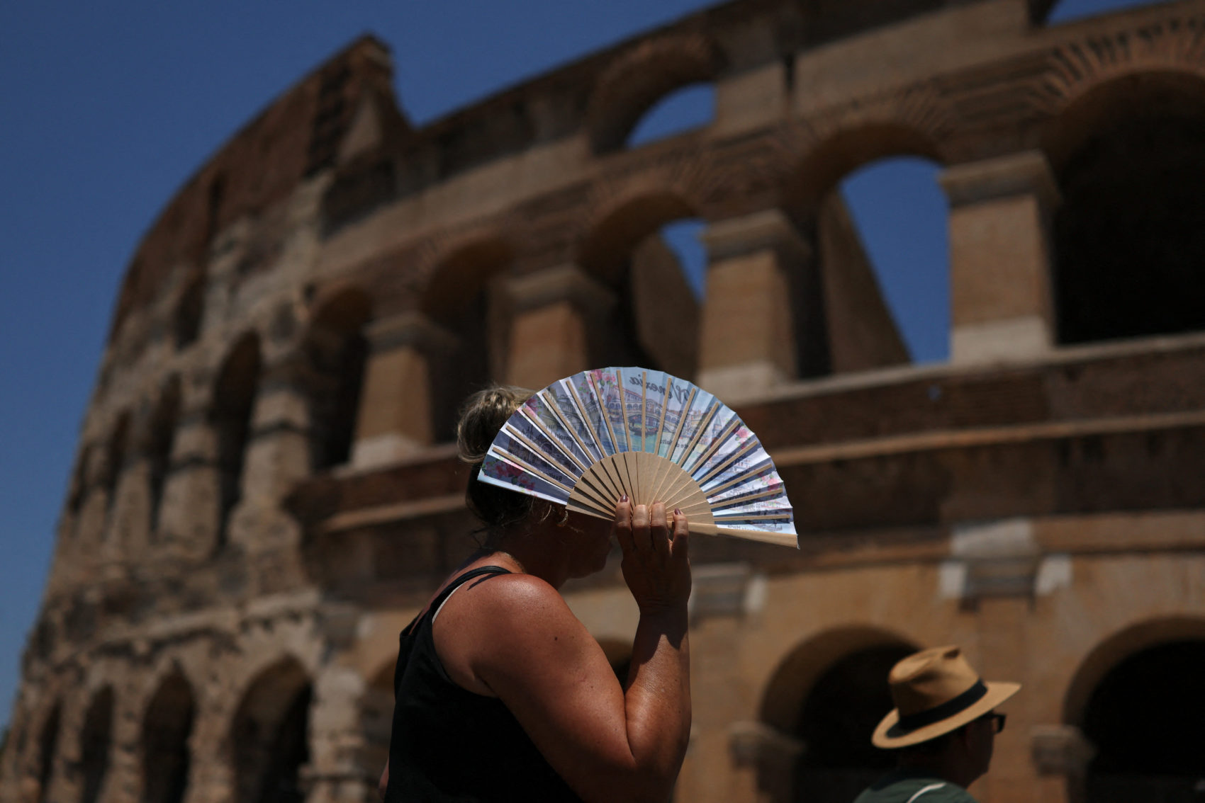 Heatwave grips Rome as tourists seek relief