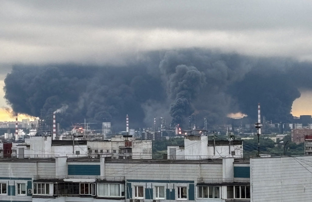 News Wrap: Ukraine strikes major oil refinery near Moscow