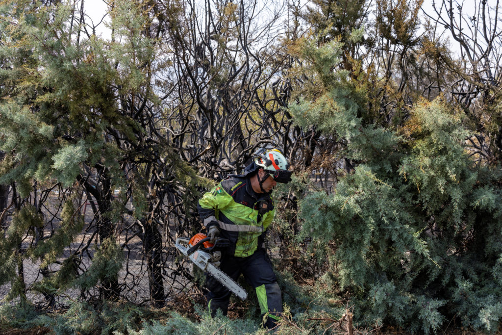 Spanish firefighters describe how 'alarming' blaze is forcing them to change tactics