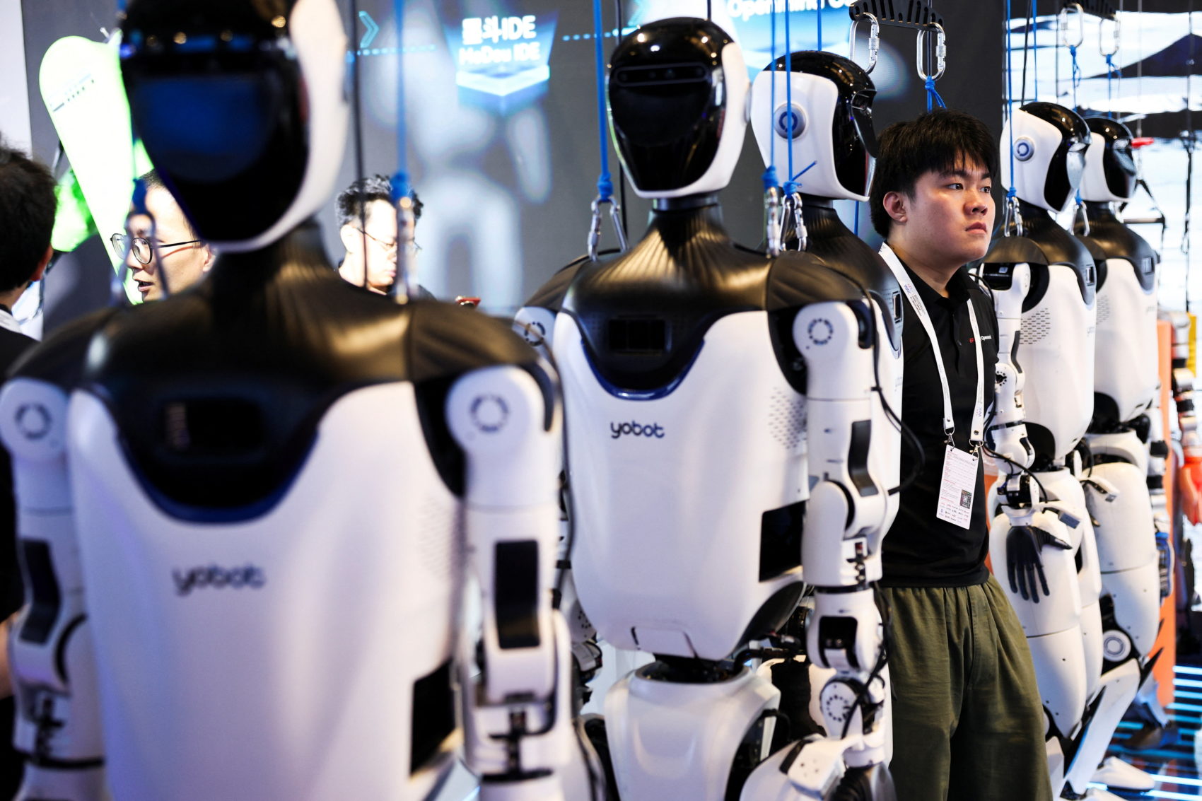 Os trabalhadores na China preocupam-se com a possibilidade de serem substituídos à medida que se adaptam ao crescente impacto da IA nos empregos