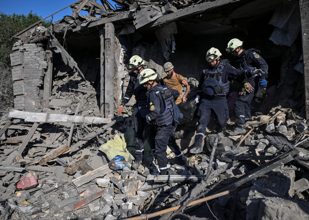 Russia blasts Zaporizhzhia with glide bombs while Ukrainian drones kill 9 - image 1