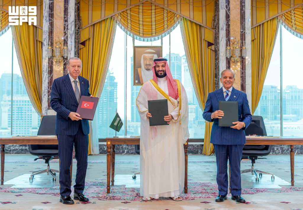 Saudi Arabia, Turkey and Pakistan sign joint defence deal in Mecca