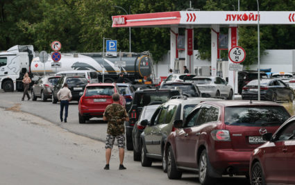 Moscow pumps face queues amid fuel shortages
