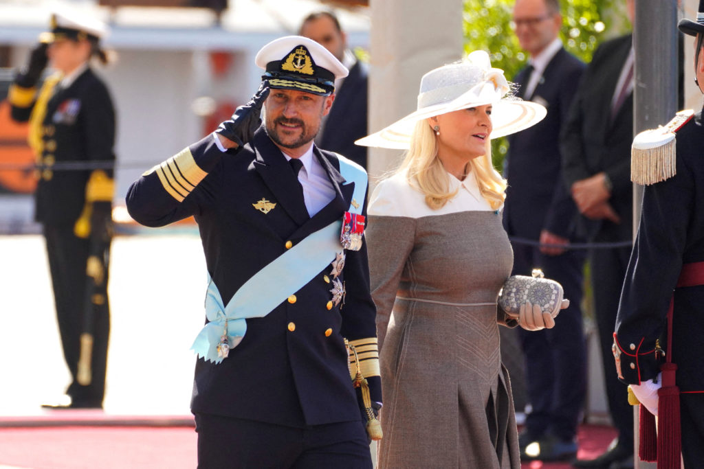Norway's crown prince becomes King Haakon VIII after his father's death