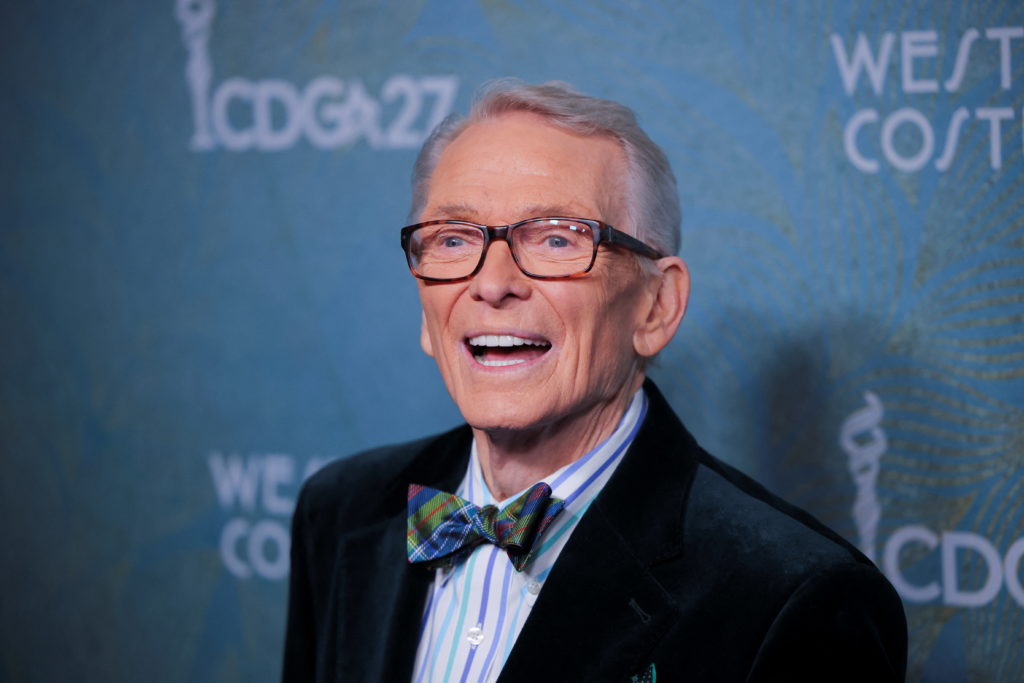 Bob Mackie, fashion designer who dressed the stars and defined '70s glamour, dies at 87