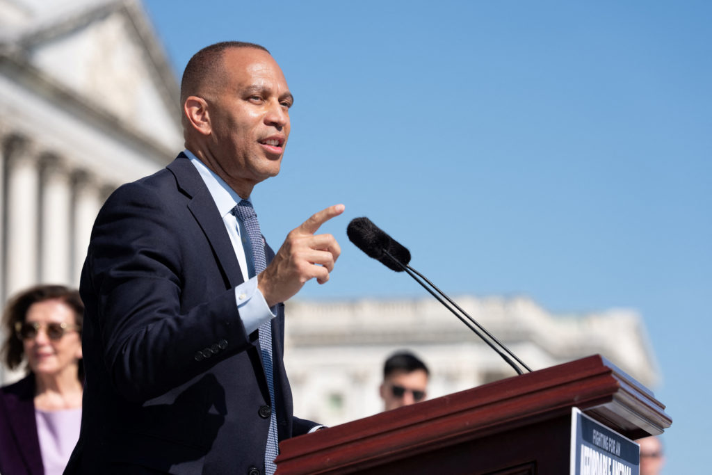 WATCH: Jeffries calls on Republicans to stay in Washington to work on AI safety