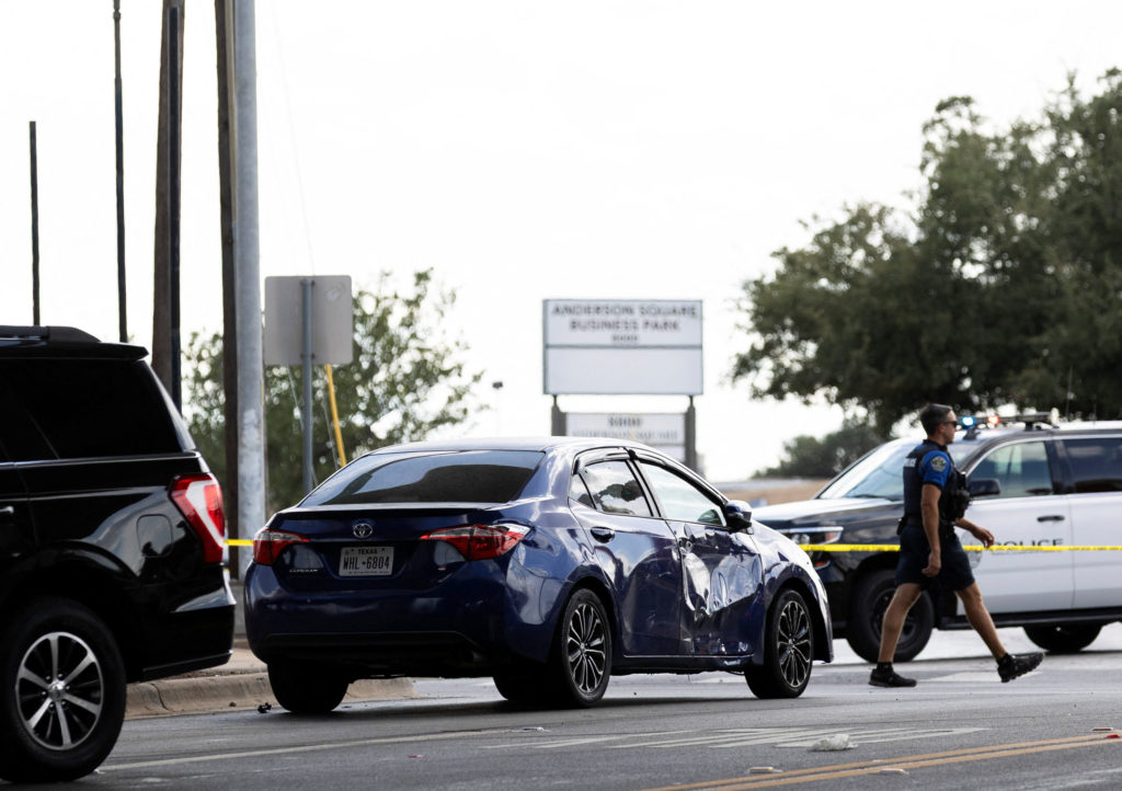New ICE guidance bans high-speed car chases and sets tighter rules for traffic stops, memo shows