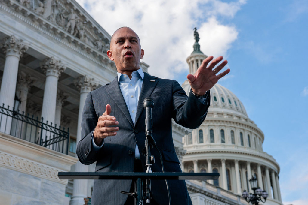 Jeffries says House Democrats aiming to repeat 2018 sweep by flipping Trump districts