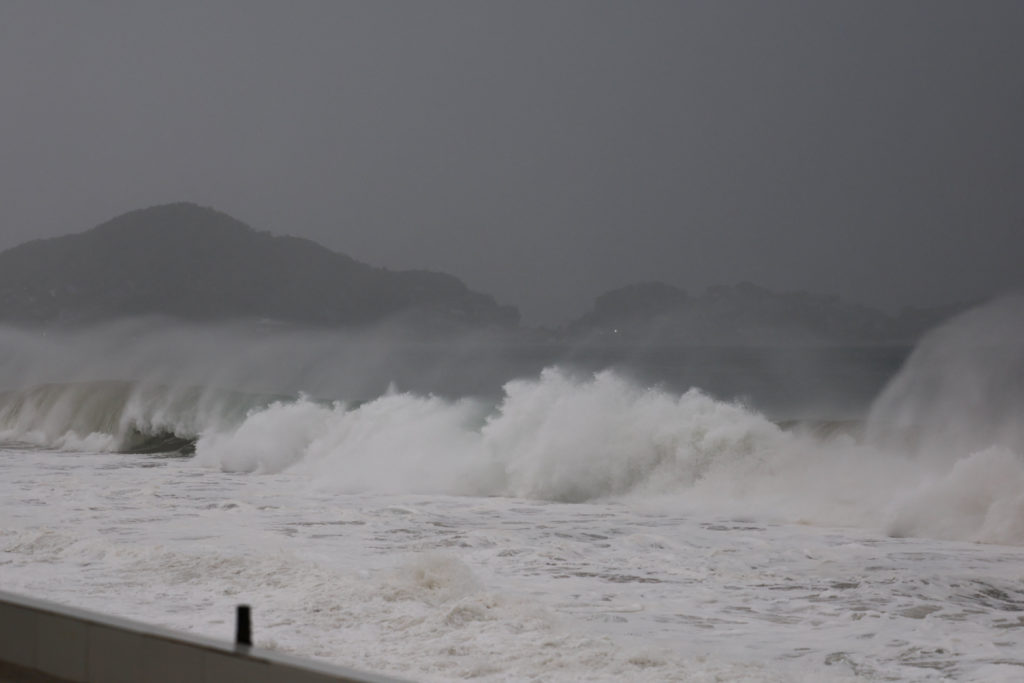 Hurricane Simon approaches Mexico's Pacific coast, bringing heavy rain and strong winds to Manzanillo