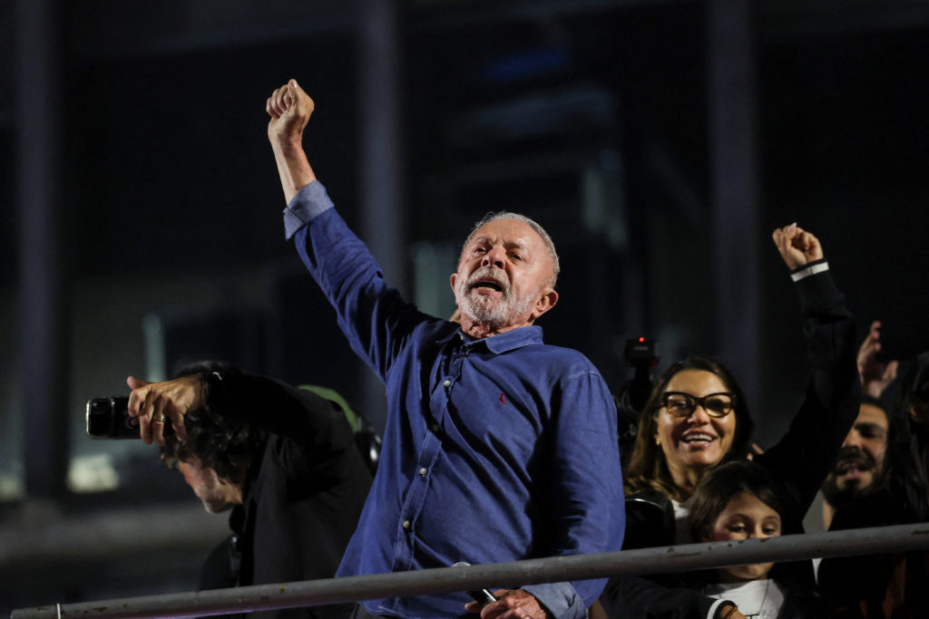 Lula prevails in Brazil but Flávio Bolsonaro refuses to concede